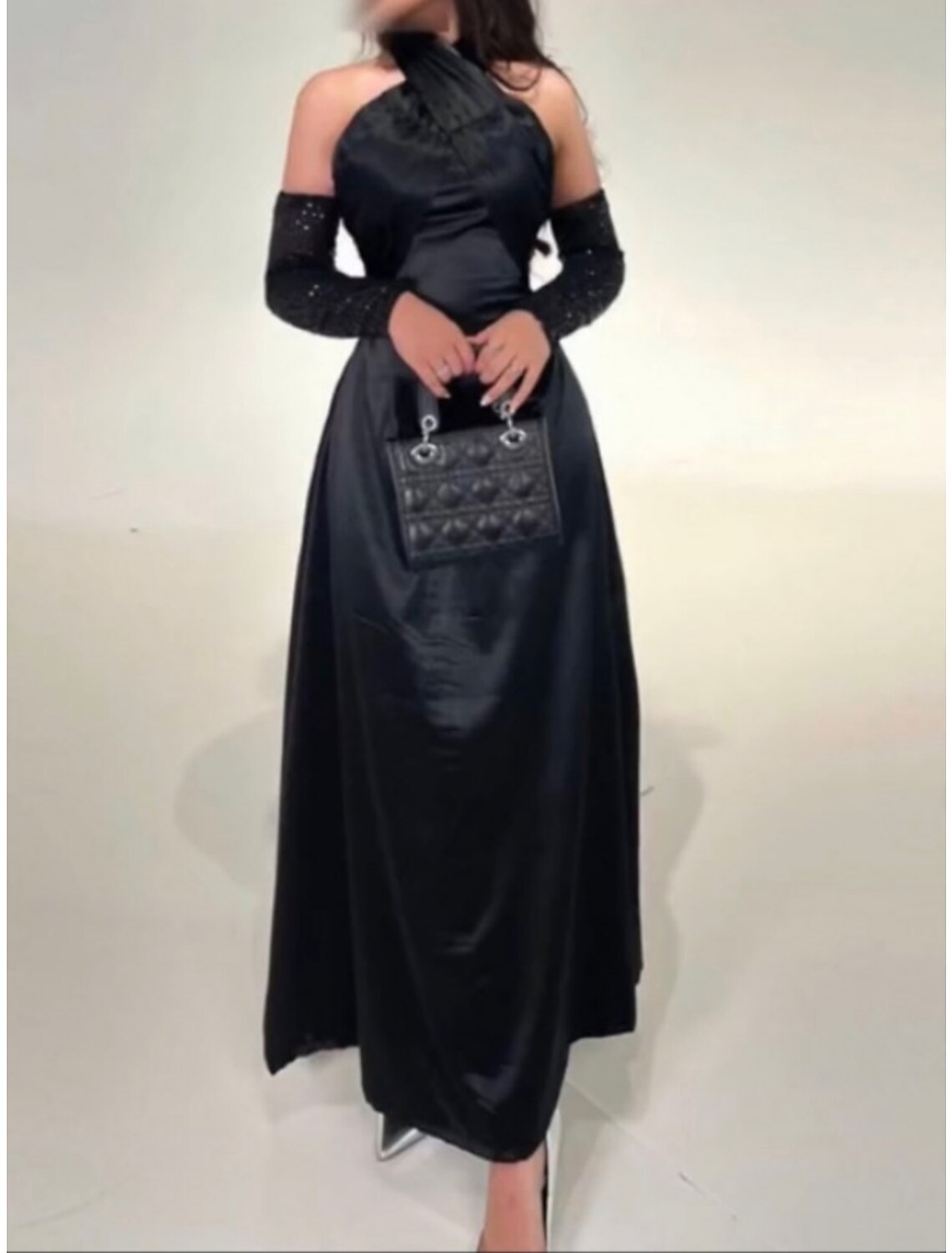 Abito da sera a trapezio, elegante, formale, lungo fino alla caviglia, nero, senza maniche, con scollo all'americana, in raso, con pieghe e arricciature.